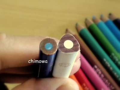 しまじろうの三角色鉛筆と普通の色鉛筆の太さを比較した画像
