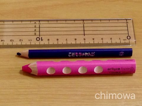 リラ社極太三角色鉛筆グルーヴトリプルワン（ピンク）としまじろうの三角色鉛筆（水彩タッチも描ける 色鉛筆）の長さを比較した画像