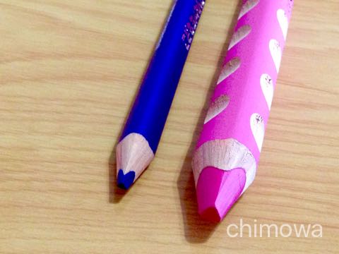 リラ社極太三角色鉛筆グルーヴトリプルワン（ピンク）としまじろうの三角色鉛筆（水彩タッチも描ける 色鉛筆）の太さを比較した画像